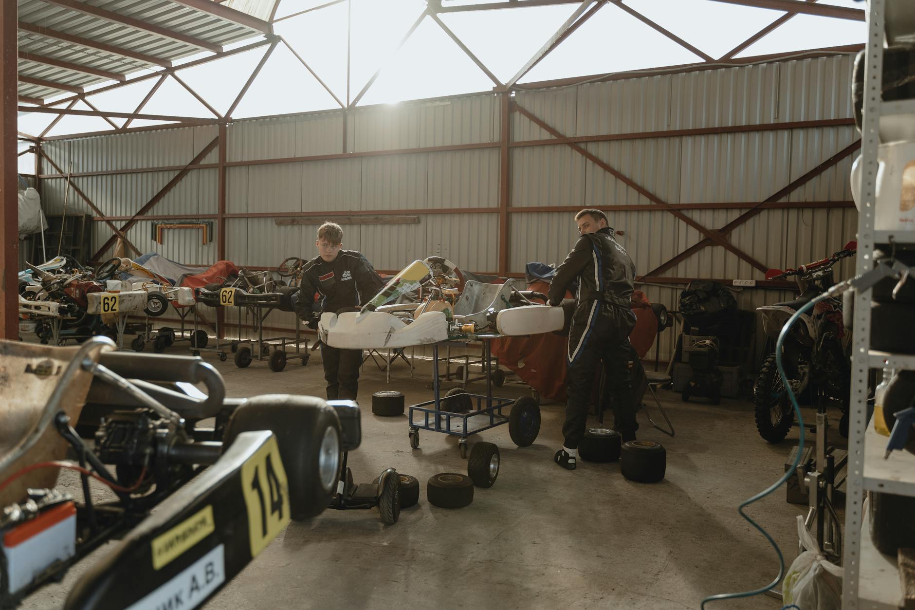 Bilans kosztów sezonu torowego Ferrari: paliwo, opony, serwis, naprawy i opłaty organizatorów Mechanicy pracujący przy gokartach w warsztacie przed sezonem torowym Ferrari