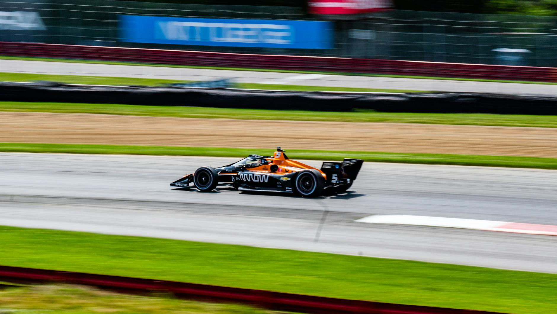 Wyścigowy samochód IndyCar pędzi po torze Mid-Ohio