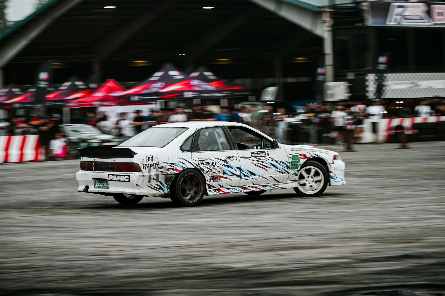 Lexus IS200 w efektownym drifcie na torze podczas zawodów