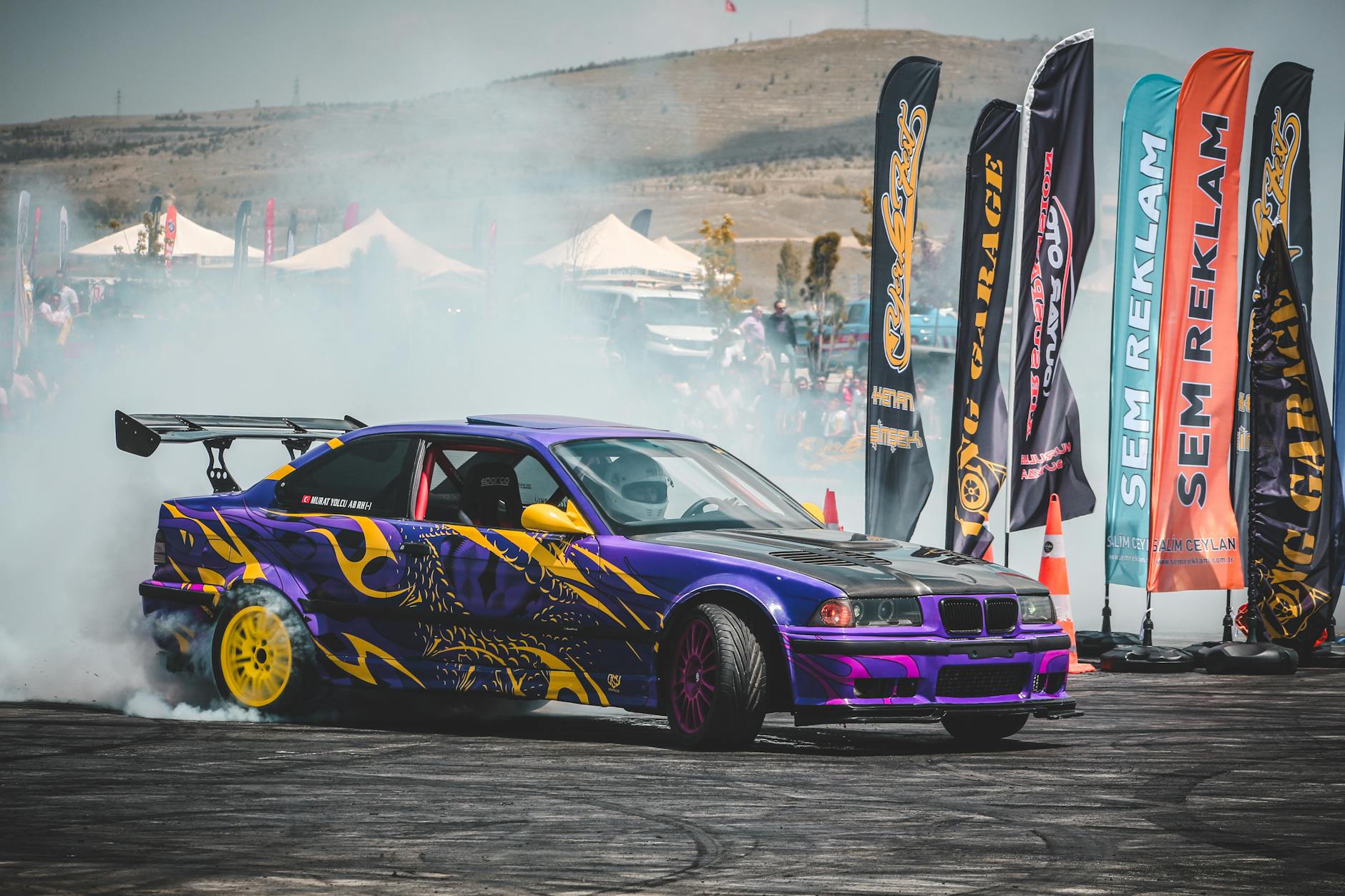 Lexus IS200 w kontrolowanym drifcie w kłębach dymu na pokazie w Ankarze