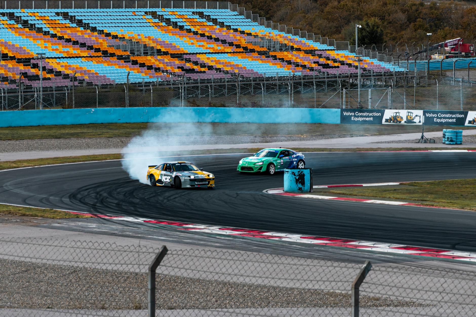 Porsche 911 i inne auta w efektownym drifcie na torze wyścigowym