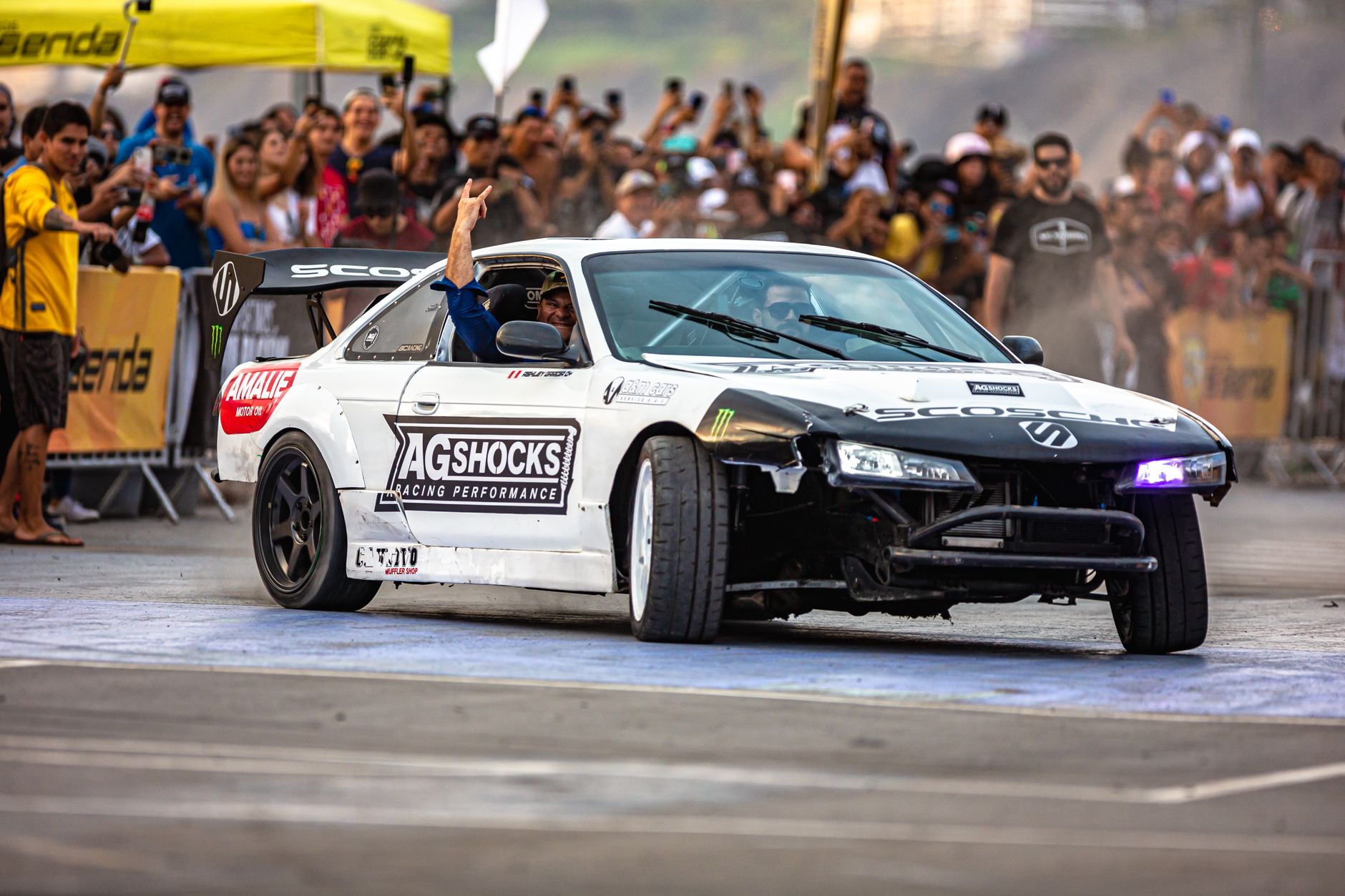 Nissan Silvia w kontrolowanym drifcie podczas zawodów torowych