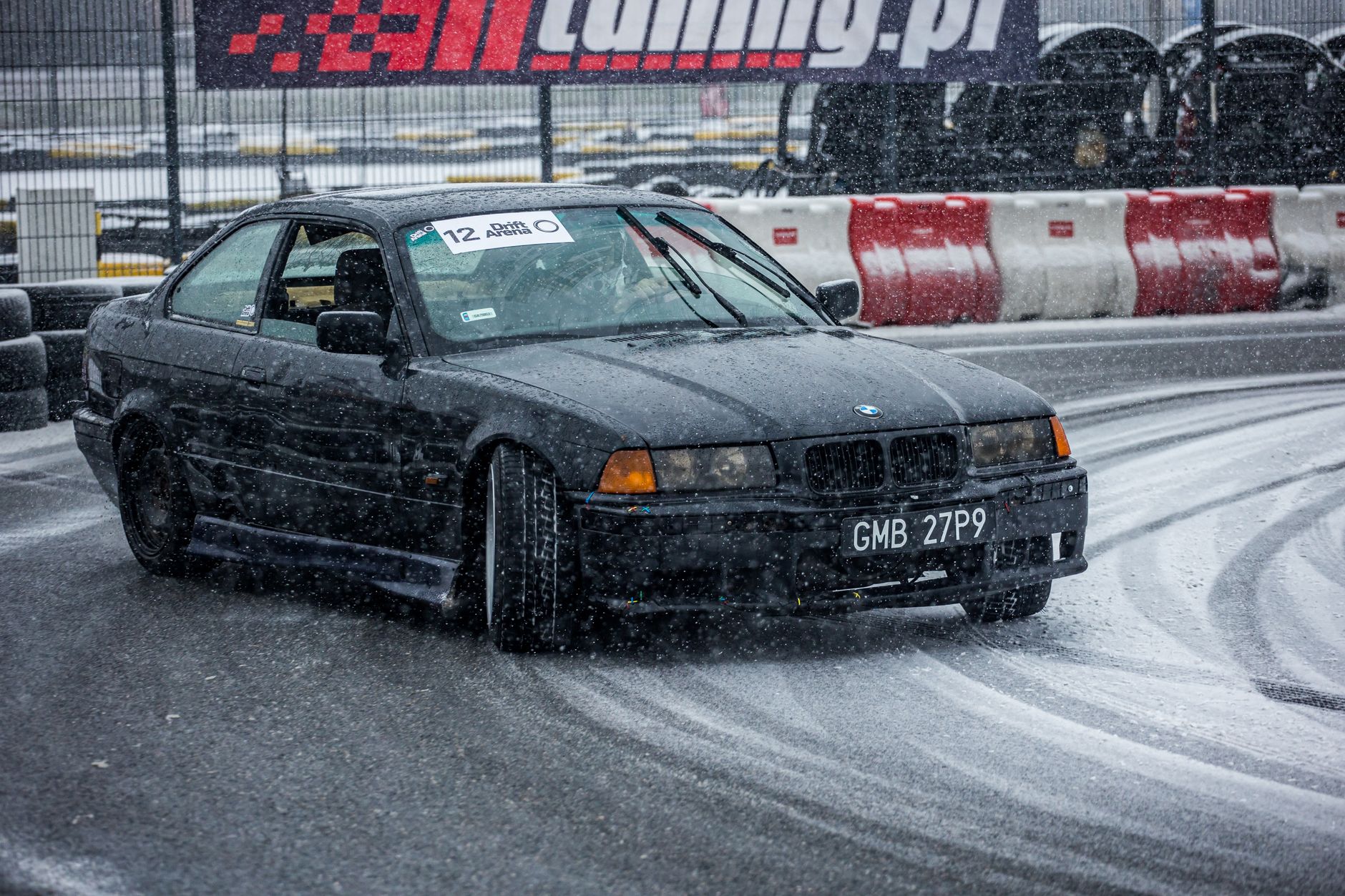 Subaru w kontrolowanym poślizgu na ośnieżonym torze wyścigowym Subaru w kontrolowanym poślizgu na ośnieżonym torze wyścigowym