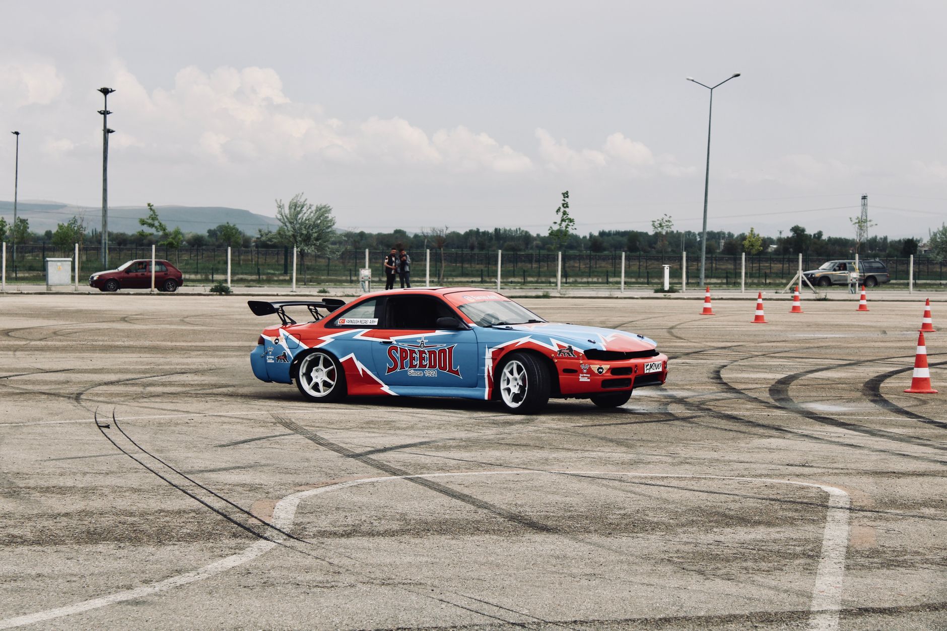 Samochód driftowy na torze wyścigowym podczas dynamicznego przejazdu Samochód driftowy na torze wyścigowym podczas dynamicznego przejazdu