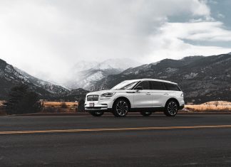 Maserati Levante używane: czy warto kupić SUV-a z trójzębem? Biały SUV na górskiej drodze w Kolorado z ośnieżonymi szczytami