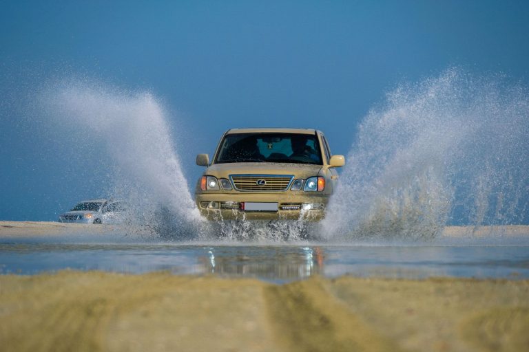 Lexus SUV przejeżdżający przez wodę i wzbijający rozbryzgi