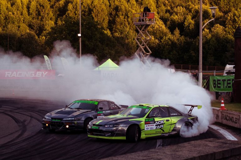 Nissany S15 podczas driftu w chmurach dymu na torze w Łogojsku